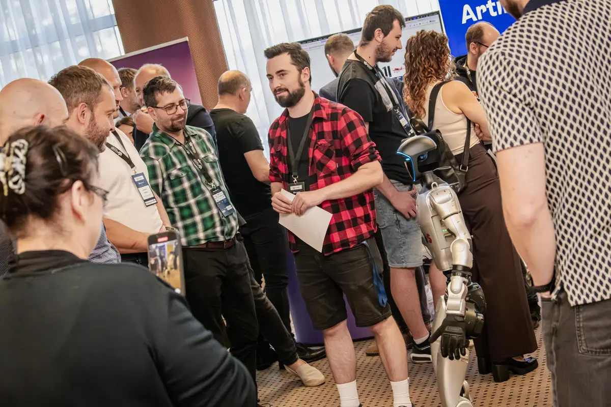 Orbi v davu návštěvníků demo zóny